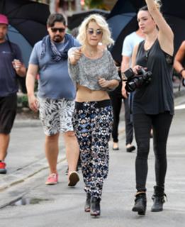 Rita Ora feet photo thumbnail