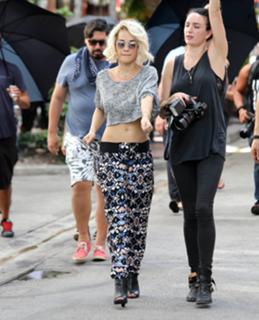 Rita Ora feet photo thumbnail