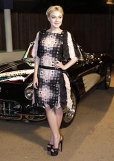 Dakota Fanning feet photo thumbnail