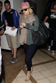 Kaley Cuoco feet photo thumbnail