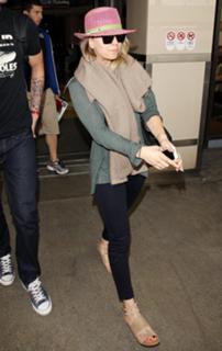 Kaley Cuoco feet photo thumbnail