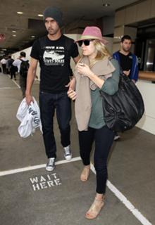 Kaley Cuoco feet photo thumbnail