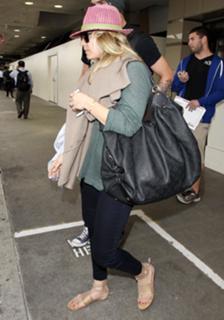 Kaley Cuoco feet photo thumbnail