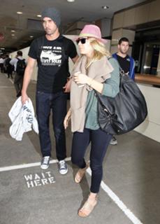 Kaley Cuoco feet photo thumbnail