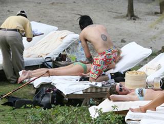 Ashlee Simpson feet photo thumbnail