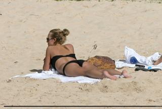 Ashlee Simpson feet photo thumbnail