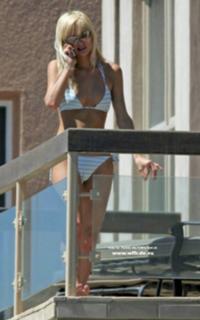 Paris Hilton feet photo thumbnail