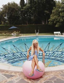 Paris Hilton feet photo thumbnail