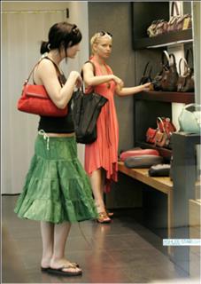 Ashlee Simpson feet photo thumbnail