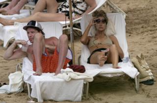 Denise Richards feet photo thumbnail
