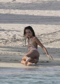 Alessandra Ambrosio feet photo thumbnail