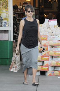 Halle Berry feet photo thumbnail