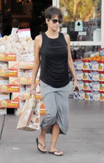 Halle Berry feet photo thumbnail