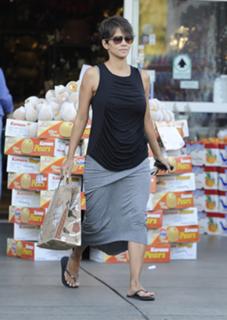Halle Berry feet photo thumbnail