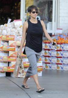Halle Berry feet photo thumbnail