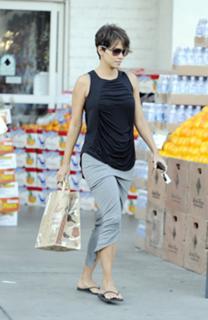 Halle Berry feet photo thumbnail