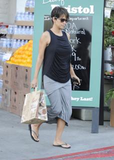 Halle Berry feet photo thumbnail