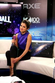 Selena Gomez feet photo thumbnail