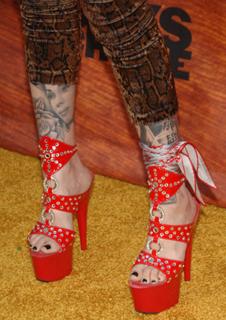 Katherine von Drachenberg feet photo thumbnail