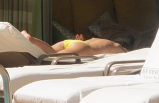 Elizabeth Hurley feet photo thumbnail