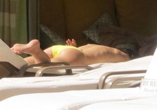 Elizabeth Hurley feet photo thumbnail