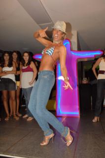 Adriane Galisteu feet photo thumbnail