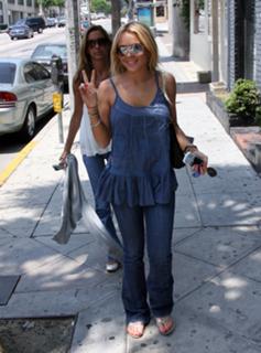 Lindsay Lohan feet photo thumbnail