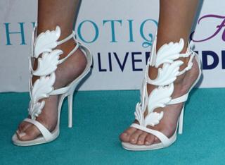 Khloé Kardashian feet photo thumbnail