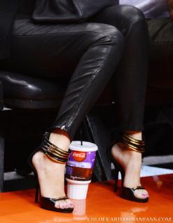 Khloé Kardashian feet photo thumbnail