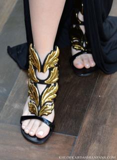 Khloé Kardashian feet photo thumbnail