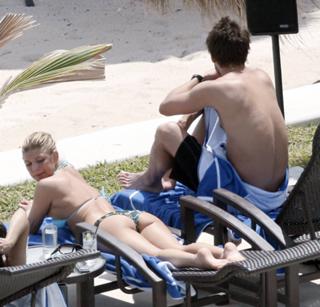 Fergie feet photo thumbnail