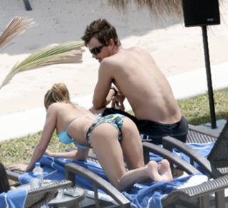 Fergie feet photo thumbnail