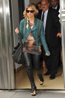 Fergie feet photo thumbnail