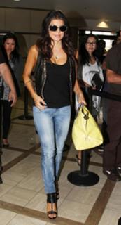 Fergie feet photo thumbnail