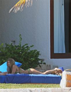 Fergie feet photo thumbnail