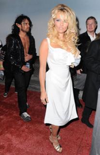 Pamela Anderson feet photo thumbnail