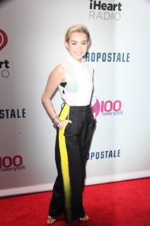 Miley Cyrus feet photo thumbnail