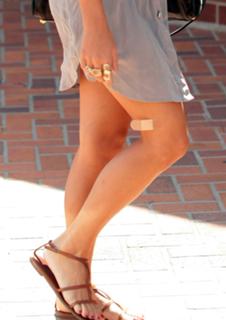 Vanessa Hudgens feet photo thumbnail