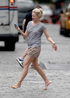 Naomi Watts feet photo thumbnail