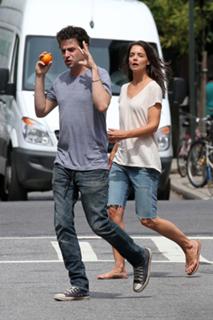 Katie Holmes feet photo thumbnail