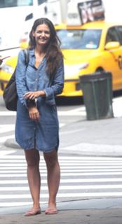 Katie Holmes feet photo thumbnail