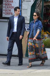 Katie Holmes feet photo thumbnail