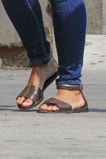 Katie Holmes feet photo thumbnail