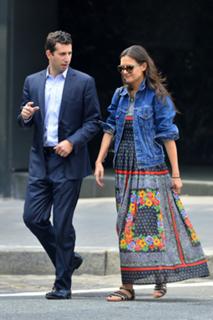 Katie Holmes feet photo thumbnail