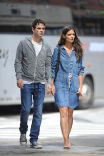 Katie Holmes feet photo thumbnail
