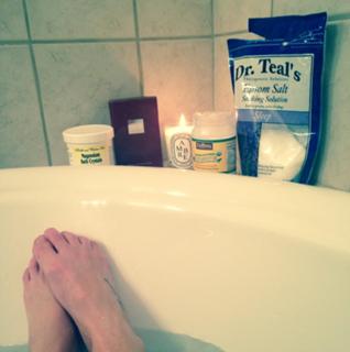 Phoebe Tonkin feet photo thumbnail