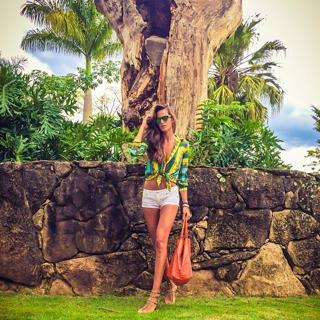 Izabel Goulart feet photo thumbnail