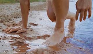Sandra Bullock feet photo thumbnail