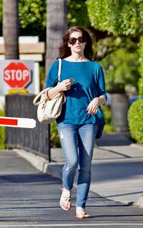 Ashley Greene feet photo thumbnail
