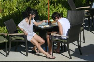 Vanessa Hudgens feet photo thumbnail